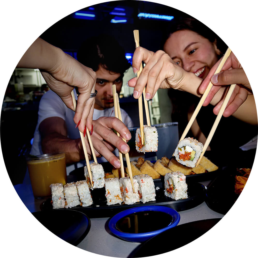 Comensales compartiendo sushi en Sushiitto